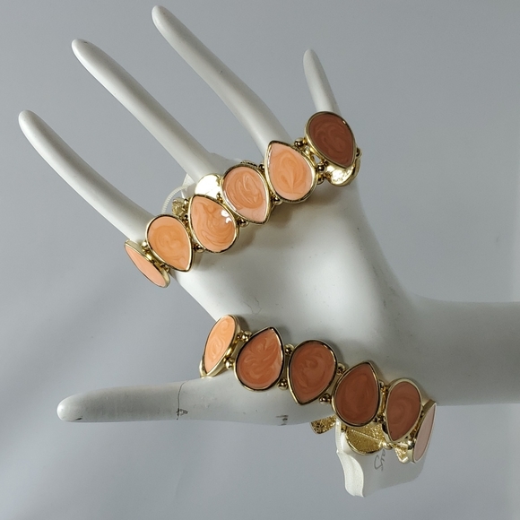 2 /$18  Coral bay gold with peach enameled stretch bracelet - Picture 1 of 4